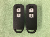 スマートキーを装備しています。鍵を差し込むことなくドアロックの開け閉めと、スタートボタン操作でのエンジンスタートができます。スペアキーも同じものを用意しております。