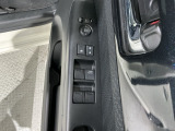 狭い駐車場で便利な電動格納ドアミラーが付いています。