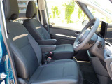 運転席・助手席にアームレスト付いてます。