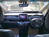 操作性・視認性に優れた機能的なレイアウトの運転席まわりです。