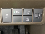 ハンドルの右側にはヘットライトリベライザーとHondaセンシング用のメインスイッチがついています。ヘッドライトリベライザーは道路状況や積荷の加重に応じてライトの高さを調節できます。