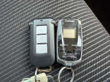 【インテリジェントキー】カバンやポケットに入れたままでもドアの施錠・解錠が可能なスマートキーを装備。エンジンのオン・オフ時もカギを取り出す必要が無いからとっても便利です♪