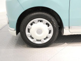 【右前タイヤ】足元も丁寧に洗浄済み。4WDの駆動力をしっかり路面に伝える確かな状態で、冬の訪れも安心してお待ちいただけます。
