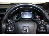 ハンドル左側にはオーディオ操作が出来るオーディオリモートコントロールスイッチ、右側にはHondaSENSINGとオートクルーズスイッチを装備!長距離運転や高速道路の運転では大活躍です!