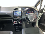 運転席周りのレイアウトをご覧ください。ナビゲーションが綺麗に装着されすっきり収まってますね!