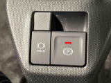 指先だけで簡単に操作が可能な電動パーキングブレーキを採用。「HOLD」スイッチを押すと、渋滞や信号待ちなどでブレーキペダルから足を離しても、ブレーキを保持するので安心です