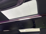【ガラスルーフ】ガラスルーフ搭載で車内の解放感が一気にアップ!開放的なドライブをお楽しみいただけます。