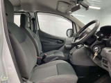 【運転席】シート周りは使用感も少なく、良好な状態となります。丁寧につかわれていたことがよくわかります。
