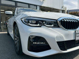 また、BMW正規認定中古車は、エマージェンシーサービスが自動付帯。24時間365日、皆様のカーライフをサポート致します。確かな安心のうえで、「駆けぬける歓び」をご堪能ください。