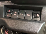 【アイドリングストップ】赤信号や渋滞で停車した際にエンジンを停止し、無駄な燃料の消費を抑えます。燃費向上や環境保護につなげる機能♪エンジンはブレーキを離せば再始動します。