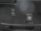 【アクセサリーソケット(DC12V)】180Wまで出力でき、車載用の電化製品に電源を供給できます。