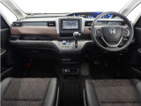 運転席と助手席は足元が繋がっているので自由に行き来しやすいので駐車場が狭いときでも助手席側からスムーズに乗り降りできて便利!