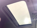 【サンルーフ】開放感たっぷりの希少装備、サンルーフが装着されています!車内に明かりを取り入れたり景色を楽しむ以外にも、車内の空気も簡単に換気できて快適です!