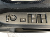 電動格納式ドアミラーのスイッチは運転席ドアにあります。
