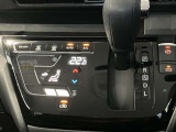 段差のないパネルスイッチのオートエアコン付きです。予め温度設定すれば後はセンサーが感知して設定温度を保ってくれますので快適なドライブが楽しめます。雨の日のガラスの曇りもなく安全な運転ができます。
