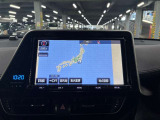 ディスプレイオーディオやカーナビは、現代のドライブにおいて欠かせない装備のひとつです。初めての場所でも迷いにくく、快適なルート案内で運転をサポートします。移動中のエンターテインメント性も高まります。