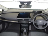 落ち着いた色遣いの運転席周りで飽きの来ないすっきりとしたデザインです。