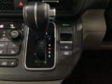 CVT車のセレクトレバーです。低速から高速まで、変速ショックのないスムーズな走りと、エンジン効率のよい領域を維持して燃費にも貢献します。サイドブレーキはスイッチ操作の電子制御パーキングブレーキです。