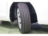 タイヤサイズ 175/65R15。スッキリとしたデザインの純正アルミホイールを装着しています。
