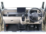 操作性に優れた運転席となります!小物入れや各ボタンの配置にこだわり、使いやすいです!座り心地もよく視認性も良好なのでロングドライブもお任せ下さい!