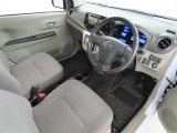 シンプルで使いやすいデザインの運転席です。