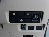 運転席の右側にはアイドリングストップ、ハンズフリーオートスライドドア等のスイッチがあります。