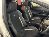 運転席の画像です。足元やシートまわりに余裕があり、リラックスした姿勢で運転が可能です。視界も良好で操作系へのアクセスもしやすく、快適で安心感のあるドライブをサポートします。