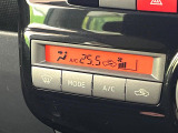 【オートエアコン】一度お好みの温度に設定すれば、車内の温度を検知し風量や温度を自動で調整。暑い&hellip;寒い&hellip;と何度もスイッチ操作をする必要はありません。快適な車内空間には必須の機能ですね♪