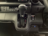運転席周辺のスマートなレイアウトが、操作のしやすさを実現。快適なドライブをサポートします。手元で操作ができる、電子制御パーキングブレーキ。
