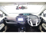 フードが低いセンター寄りのメーターで運転席からの視界は良く、助手席からもメーターの情報を見ることが出来ます。操作ボタンやダイヤルが届きやすい位置に配置されていて利便性も良い使いやすい運転席廻りです。