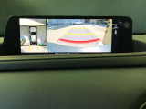 360&deg;ビューモニターでは前後左右4つのカメラ映像をさまざまな走行状況に応じて切り替えてセンターディスプレイに表示することで、駐車時や狭い道でのすれ違い時、見通しの悪い交差点進入時でも安心感を高めます