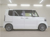 リアには左右スライドドアを採用。狭い駐車場でも開閉しやすく、強風の日でもドアが煽られにくくなっております。小さなお子さまやご年配の方も安心して乗り降りできます。