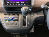 【eコンスイッチ】低燃費運転をサポートするECONモード。スイッチをONすると、エンジンやトランスミッション、A/Cなどを協調制御し、燃費の向上に貢献。エコドライブの効果を高めます。