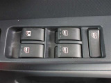 もちろん全席パワーウインドー付。運転席から操作できて便利です。