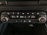 温度の設定のみで快適な風量やモードなどを自動調整してくれるフルオートエアコンを装備!