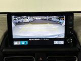 後退時に車両の後ろ側をモニター画面に表示します。車庫入れが苦手な人もこれで安心♪