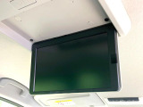 【フリップダウンモニター】大画面モニターで後席でもエンタメをお楽しみいただけます。小さなお子様にも大人気の装備です♪