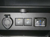 【シートヒーター搭載】シートを温めてくれる暖房機器です!長時間座っていると負担が掛かりやすい背中や腰、または冬場の寒い日に冷えやすい脚部に快適なぬくもりを♪