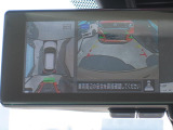 【アラウンドビューモニター】フロント、リア、左右ドアミラー下の4つのカメラの映像を合成し上空から見下ろしたように表示します。狭い駐車場や、狭い道でのすれ違いの時も安心です!
