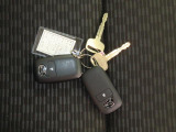 電子キーをポケットやカバンに入れているだけで、ドアの開錠・施錠が行えます。荷物を抱えていてもラクラク開閉です。エンジン始動も行えます。