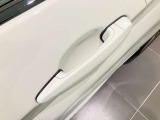 コンフォート・アクセス付。ドアハンドルに有る凹凸に触れますとロックし、ドアハンドルに手を入れますとロック開錠となります。とても便利な機能です。