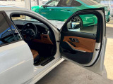 BMWを熟知したメカニックによる、360度の納車前点検。ドイツ本国と同様の教育・訓練を受けたメカニックが徹底的に点検、整備した後にお客様にお引渡しします。