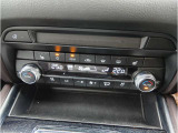 フルオートエアコンは、運転席助手席で温度設定を変えることができます。