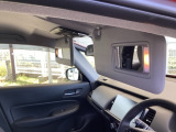 サンバイザーには、身だしなみを整える際に便利なバニティミラーが付いています。