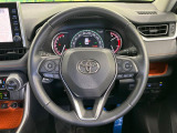 インテリアに合わせたデザインのステアリングは、運転される方のことも考え、運転しやすい形状、大きさです。是非一度、実際に触ってお確かめください。