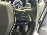 前方の車との車間を設定し、スピードを上げたり緩めたりを自動で行ってくれる追尾式の「レーダークルーズ」。上級装備の一つです!高級車にしかつかない嬉しい機能です。