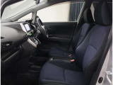 運転席助手席はゆとりがあります★ 足元も大変広々しております。