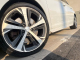 ●純正アルミホイール:輸入車ならではの卓越した走りを支えるホイールと足回りです!日本車の走りに慣れている方にもぜひ体感して頂きたいほど、高いレベルでまとまっています!