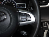 ステアリングスイッチ付きで、運転中に視線を前に向けたまま操作できます。