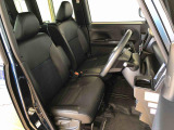 運転席の座面高さを調整できるシートリフターが付いています。フロントシートはベンチシートを採用で、座面も広く使い勝手もいいですよ♪